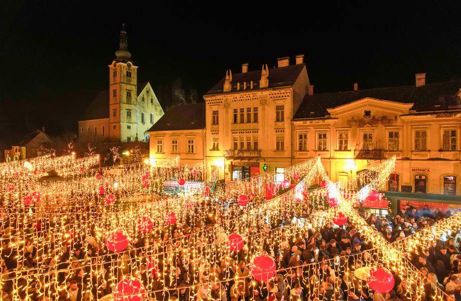 Javni natječaj za davanje na korištenje površine javne namjene za postavljanje privremenih objekata za organiziranje manifestacije Advent u Samoboru 2025.