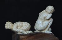 „Prkos i Sram“, dio serije radova „Geneza“, te idejna skica za fragment  skulpture „Kaos“, 2021., patinirani gips, drvo, 40x38x43 cm