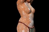 „Karijatida (život)“, dio serije radova „Geneza“, 2022., terakota, mozaik,  visina 65 cm