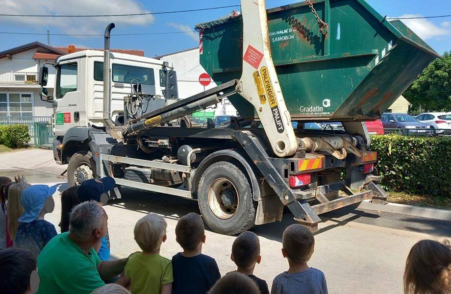 Posjet dječjem vrtiću s kamionima